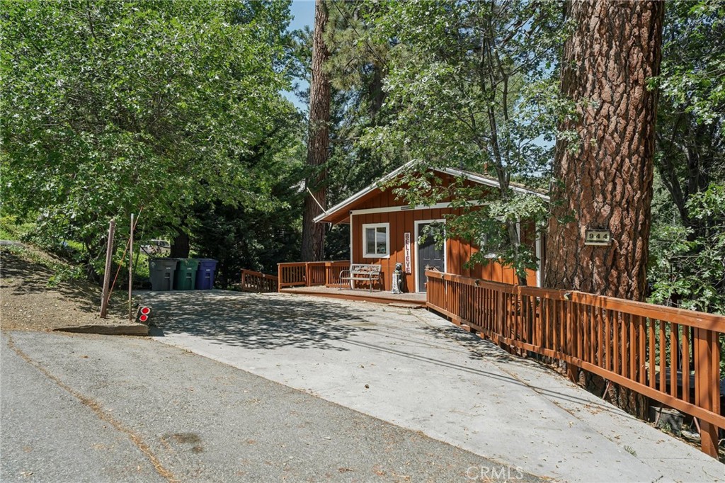 944 Knickerbocker Road Big Bear Lake, CA 92315 - Photo 3 of 32