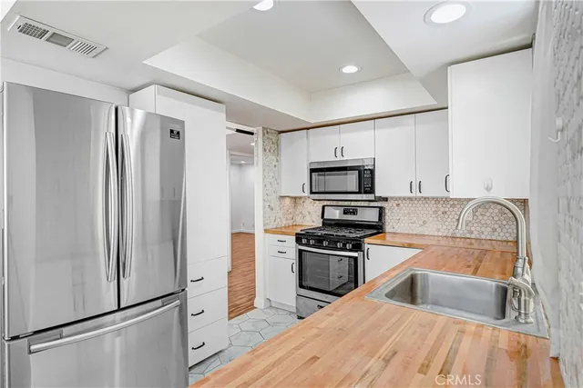 $599,000 | 7001 South La Cienega Boulevard, Unit 101, Los Angeles, CA 90045