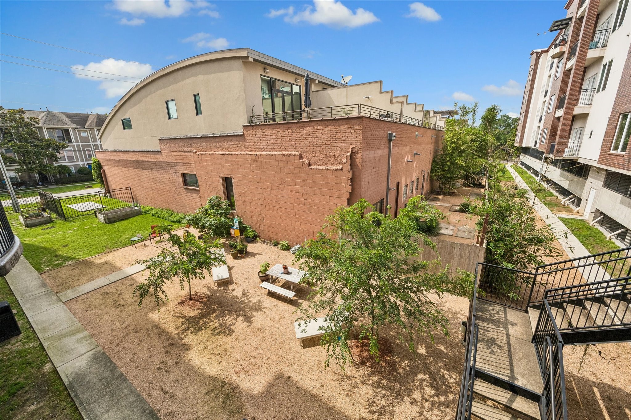 100 Willard Street, Unit 15 Houston, TX 77006 - Photo 21 of 25 Courtyard facing views provide a unique residential setting with landscaped outdoor gathering areas just below the unit.