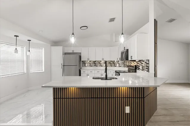 a view of an house with backyard