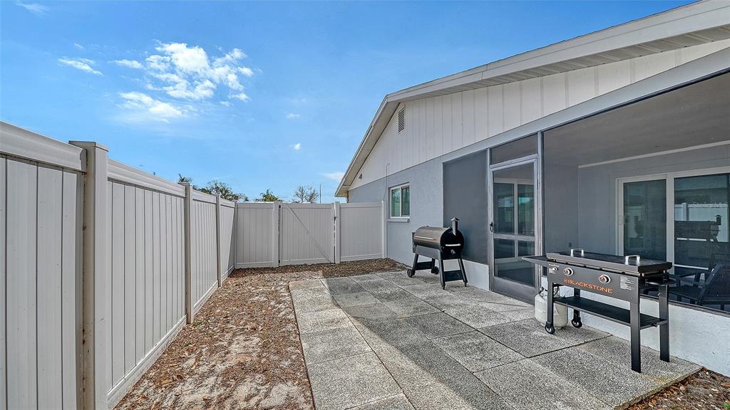 972 Leeward Road Venice, FL 34293 - Photo 23 of 27 a living room with furniture