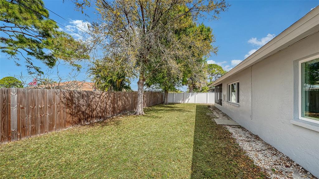 972 Leeward Road Venice, FL 34293 - Photo 26 of 27 a view of backyard of house
