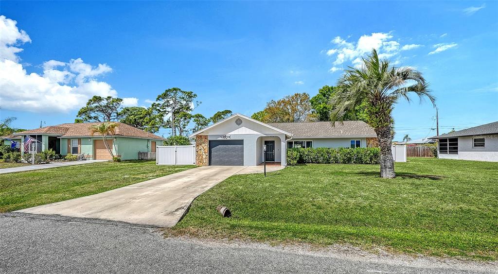 972 Leeward Road Venice, FL 34293 - Photo 27 of 27 a front view of a house with a garden