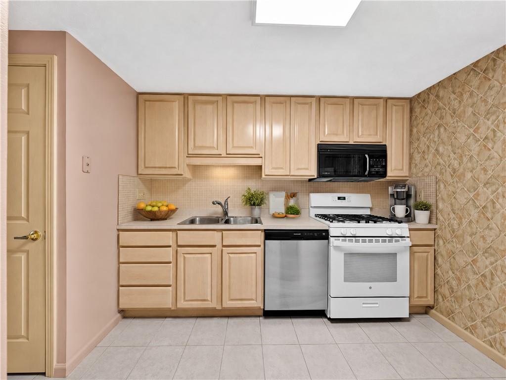 520 Hunters Path Road Bridgeville, PA 15017 - Photo 9 of 39 Kitchen 10x15