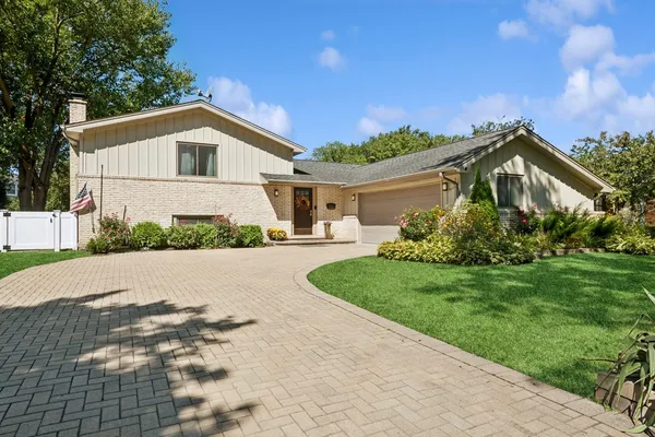 $839,999 | 3134 Maple Leaf Drive, Glenview, IL 60026