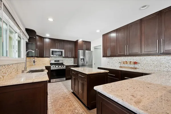 $839,999 | 3134 Maple Leaf Drive, Glenview, IL 60026