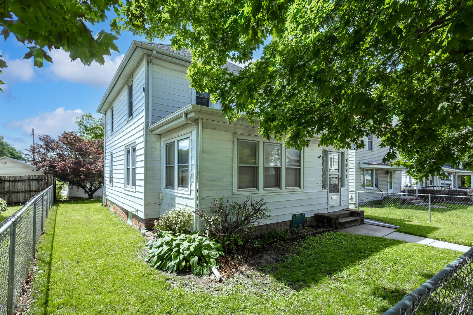 1913 10th Street Moline, IL 61265 - Photo 2 of 34
