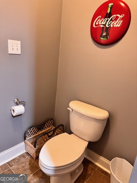 495 Hanley Road Hull, GA 30646 - Photo 28 of 36 a bathroom with a toilet a sink and mirror