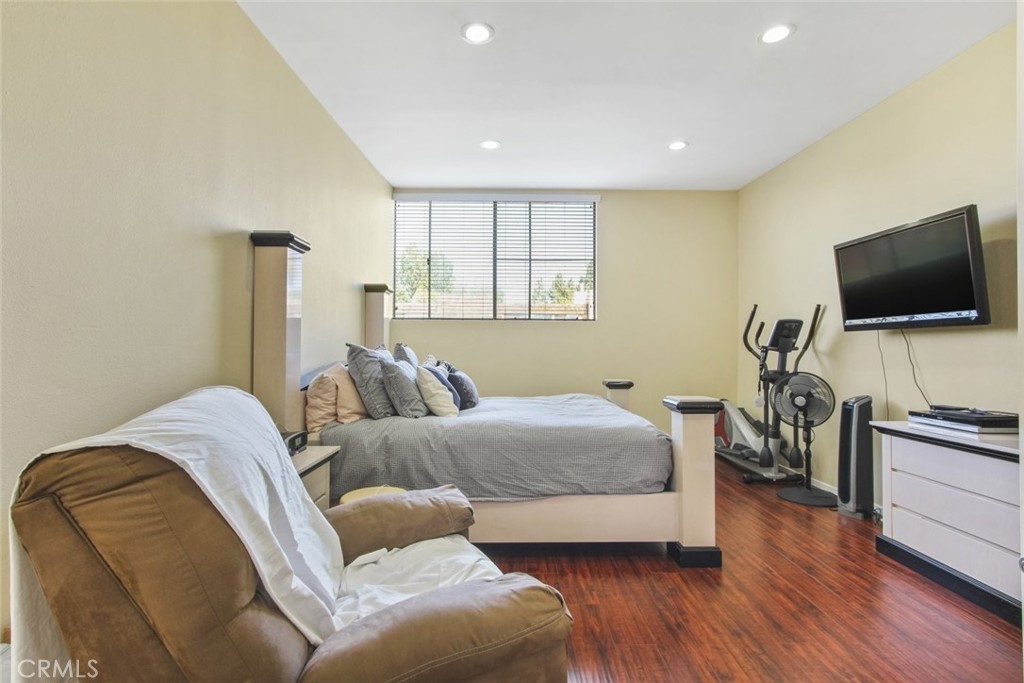 4655 Natick Avenue, Unit 3 Sherman Oaks, CA 91403 - Photo 14 of 25 a living room with furniture and a flat screen tv