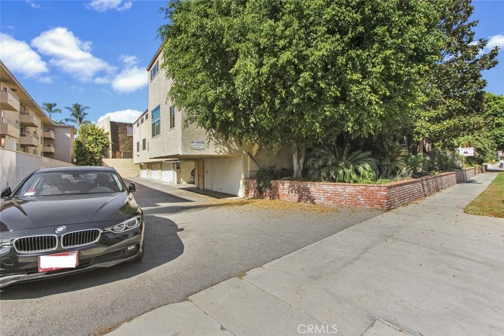 4655 Natick Avenue, Unit 3 Sherman Oaks, CA 91403 - Photo 3 of 25 a view of a basketball court
