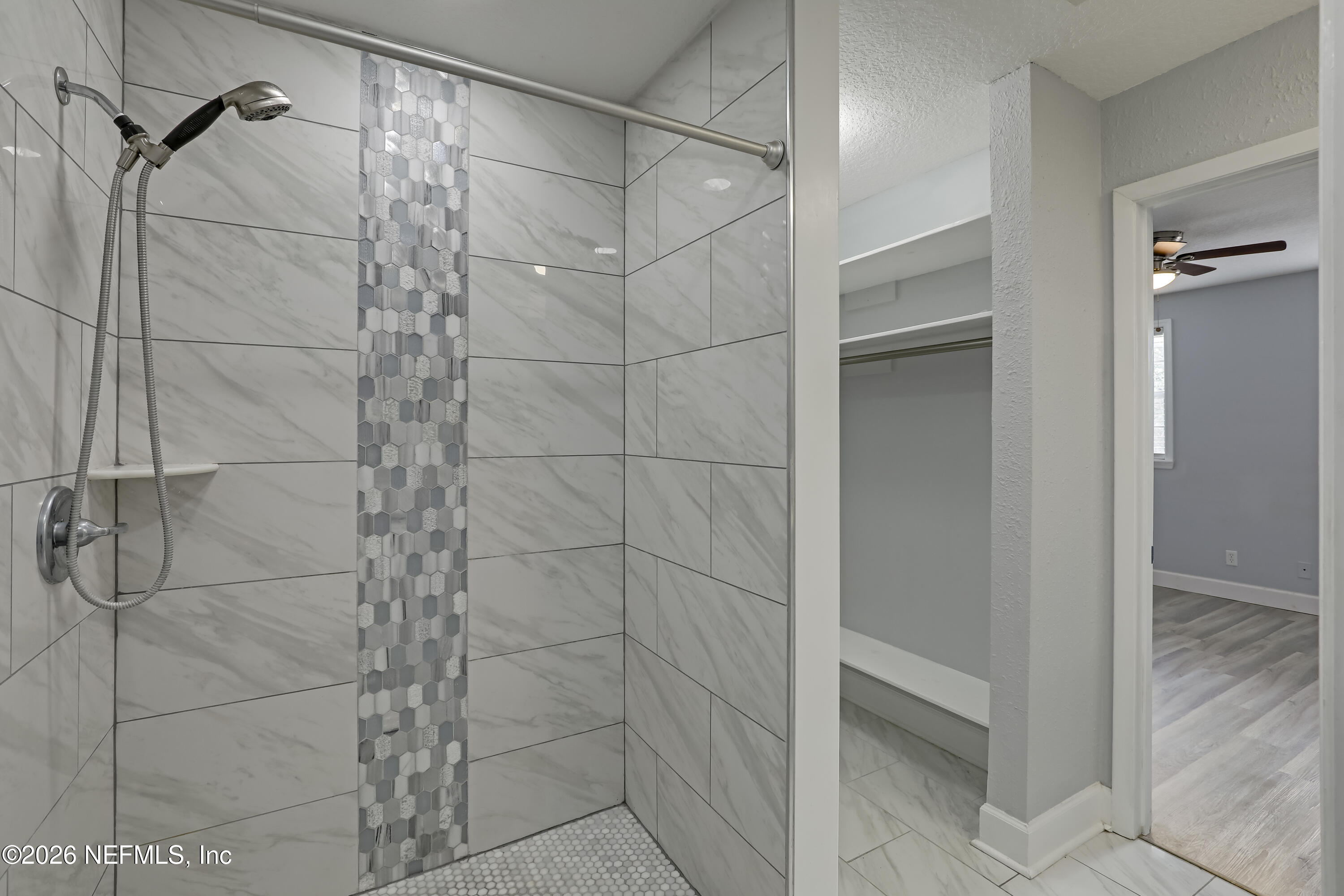4915 Baymeadows Road, Unit 8H Jacksonville, FL 32217 - Photo 5 of 40 04 Master Bathroom