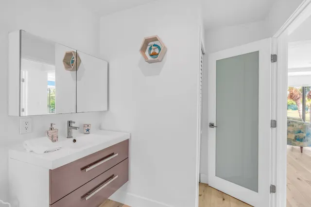 a view of entryway with washer and dryer