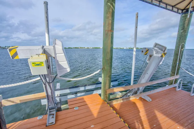 $2,450,000 | 30468 Oleander Boulevard, Big Pine Key, FL 33043