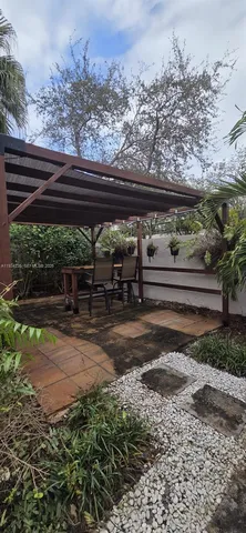 a view of a backyard