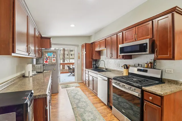 $250,000 | 11 Highview Avenue, Fox Lake, IL 60020