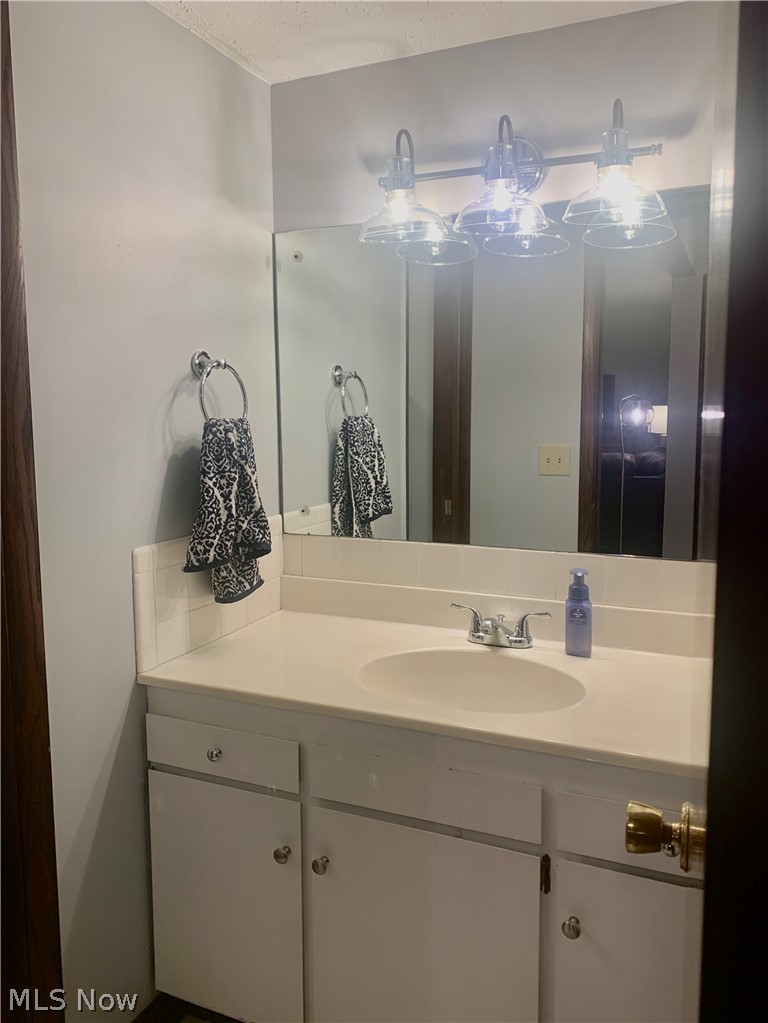 4280 Copley Road Akron, OH 44321 - Photo 29 of 35 First floor full bathroom
