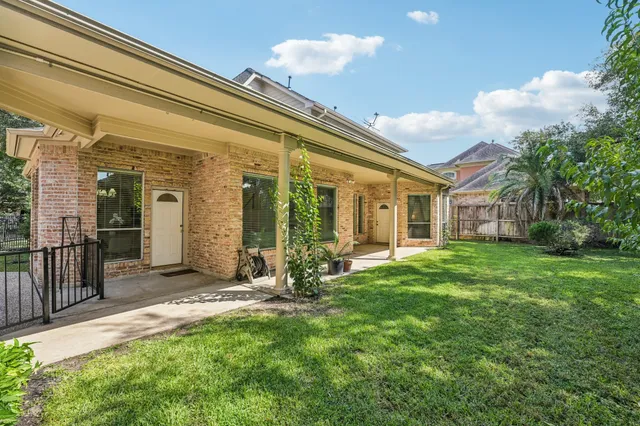 a view of a house with backyard and porch