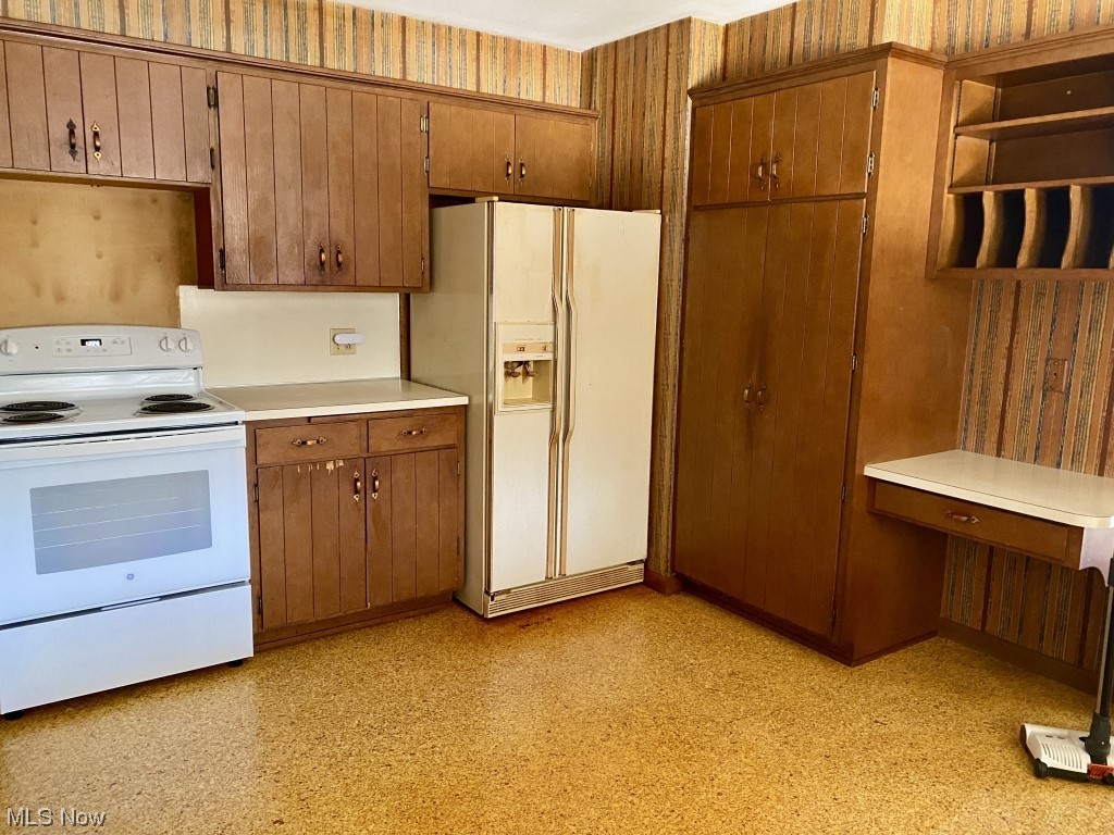 9520 Stone Road Litchfield, OH 44253 - Photo 11 of 22 Kitchen with white appliances