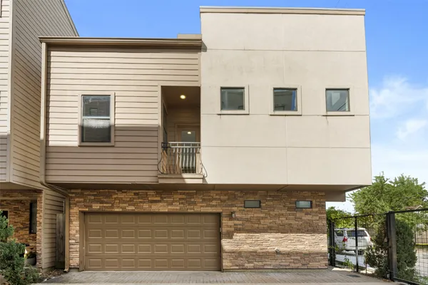 a view of a house with street