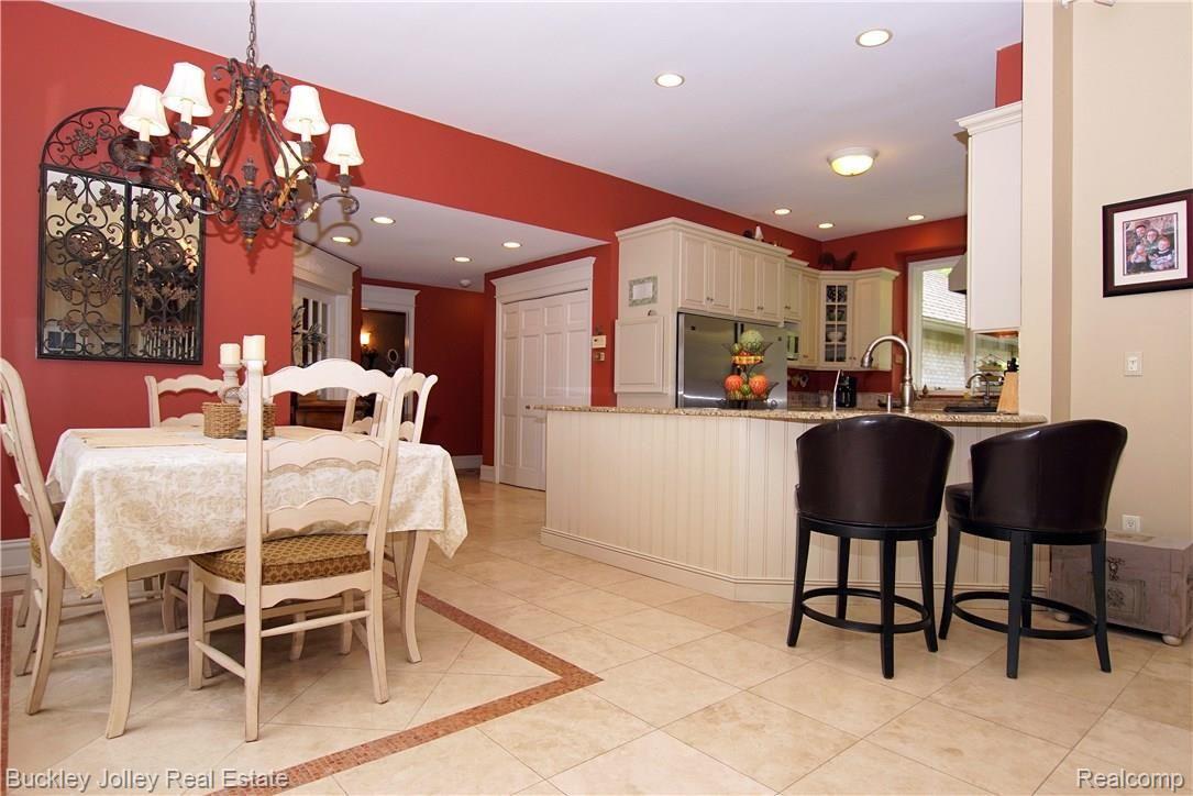 11631 Ridge Road South Lyon, MI 48178 - Photo 15 of 40 Stainless Appliances are Staying in the Kitchen