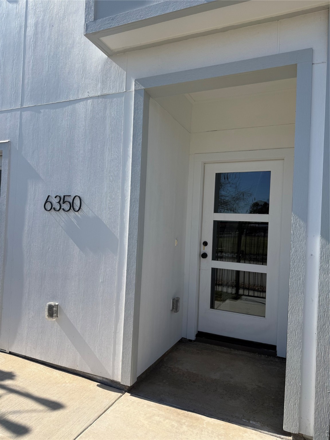 6350 Culberson Street Houston, TX 77021 - Photo 4 of 34 a view of a room that has a window in it