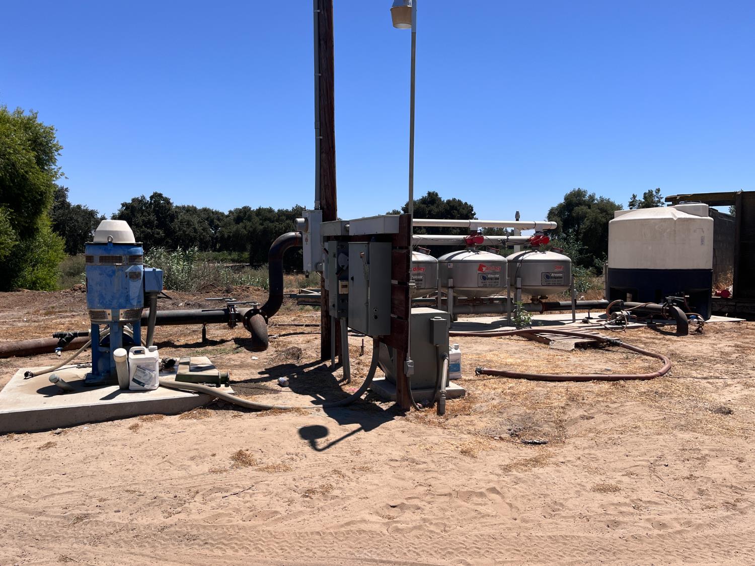 7149 Marianna Road Delhi, CA 95315 - Photo 3 of 4 a view of a ocean with a view of the roof