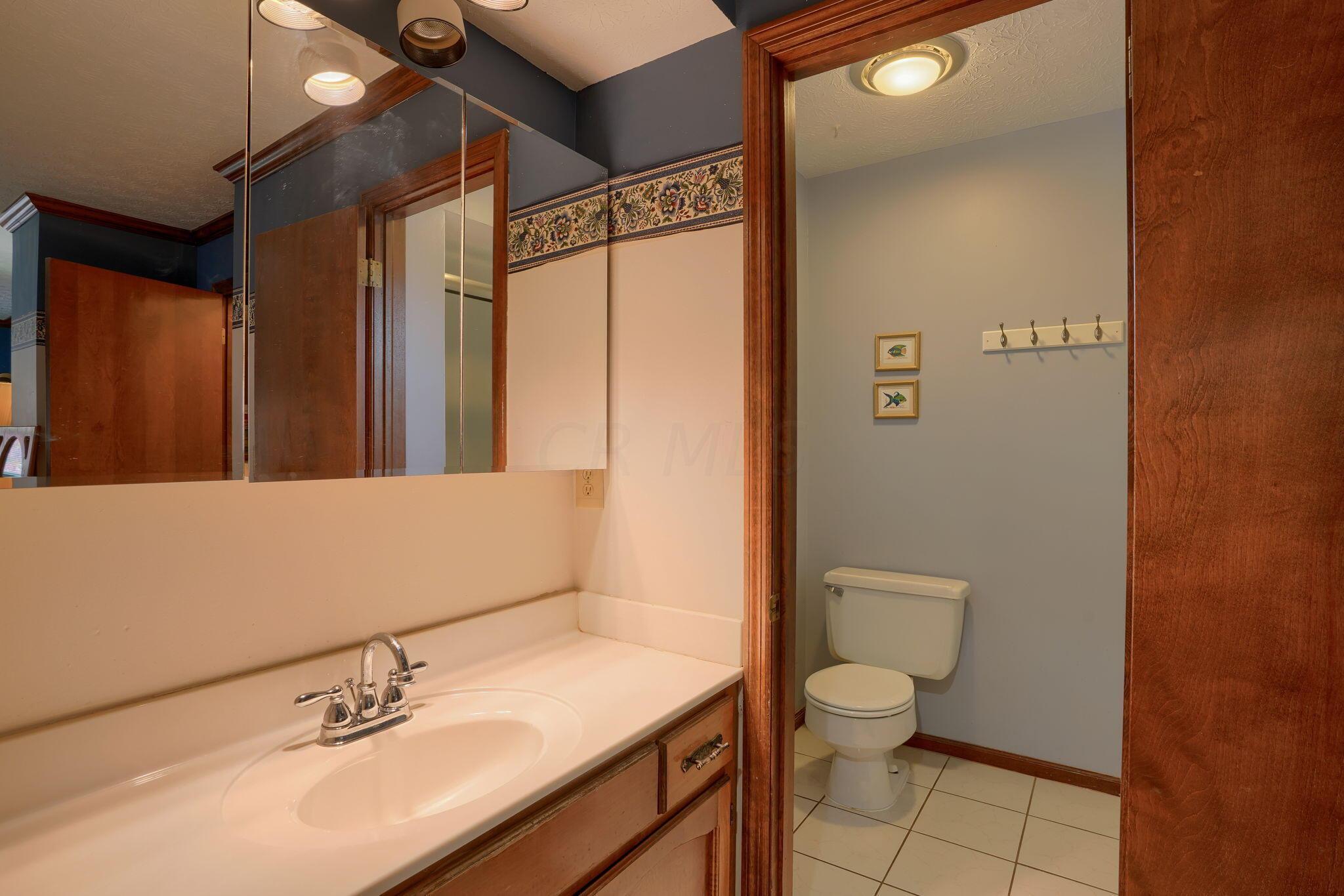 7770 Sanbrooke Road Dublin, OH 43016 - Photo 24 of 47 Owner's Full Bathroom
