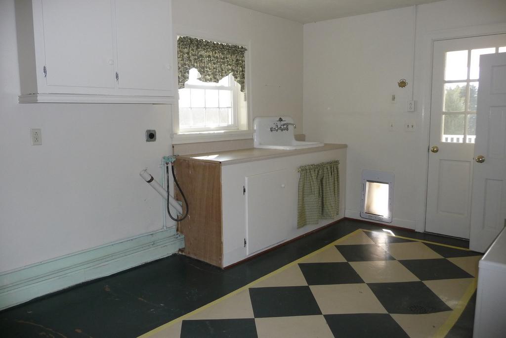 593 Black Magic Farm Road Buchanan, VA 24066 - Photo 14 of 33 Laundry Room