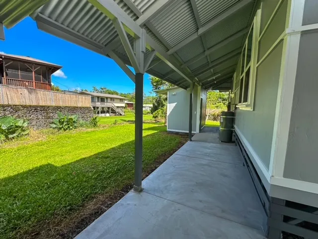 a view of a backyard