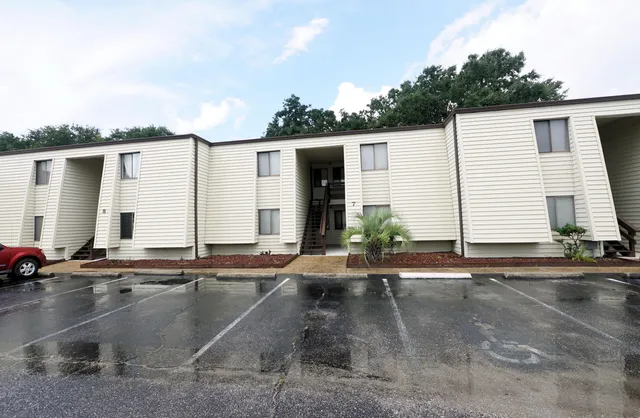 a view of a house with backyard