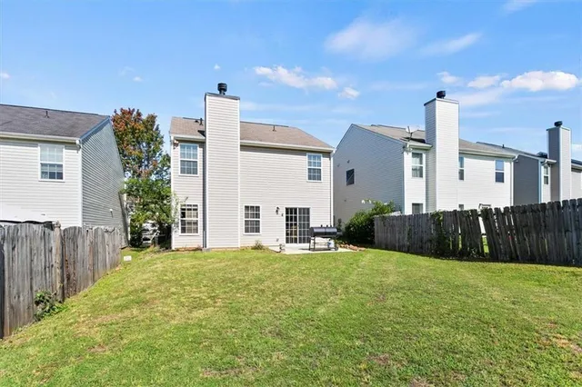 a view of a house with backyard and garden