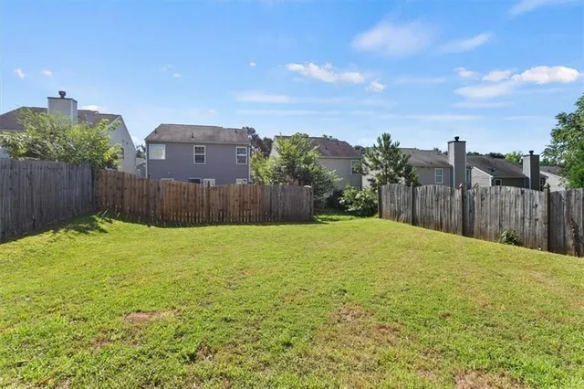 a view of a backyard
