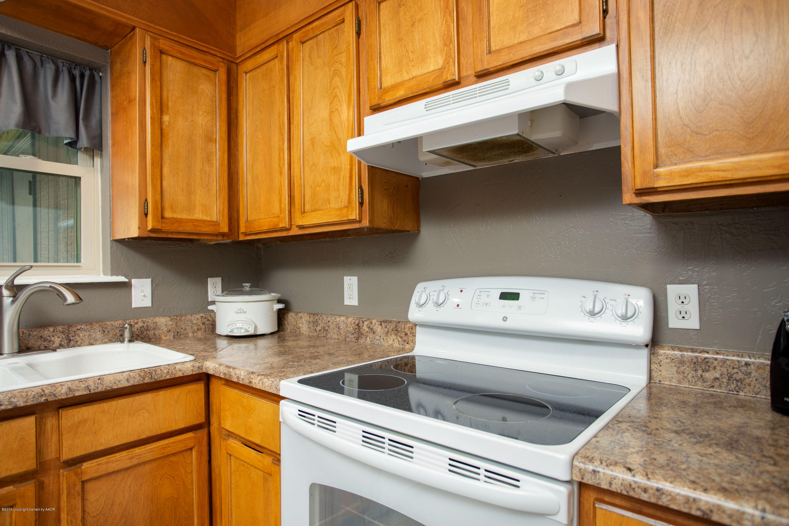 8110 Santa Fe Trail Amarillo, TX 79110 - Photo 11 of 25 a utility room with dryer and washer