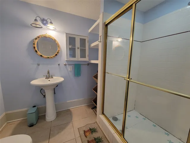 a en suite bathroom with a shower