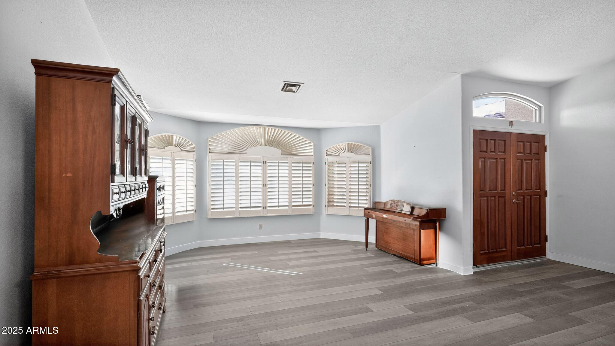 213 North Riata Street Gilbert, AZ 85234 - Photo 5 of 14 5-06_213_N_Riata_St_Gilbert_AZ_85234-Liv