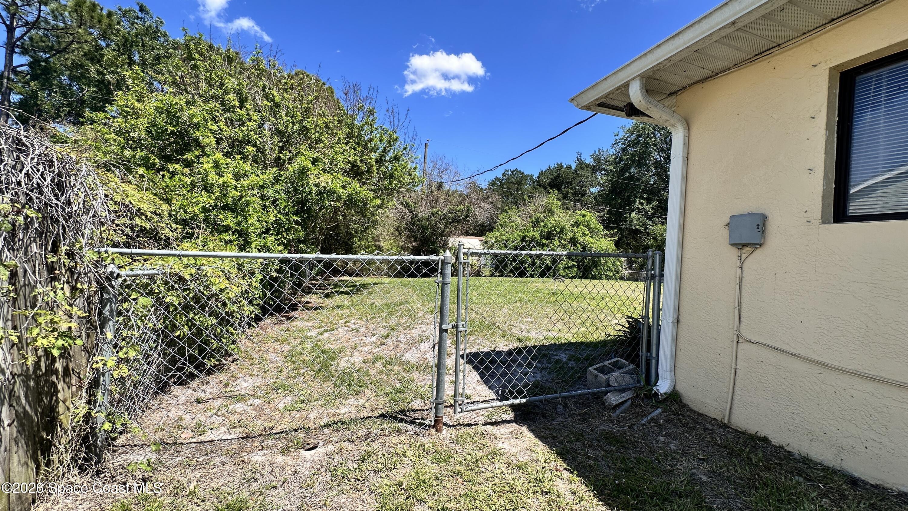 931 Commerce Road Southeast Palm Bay, FL 32909 - Photo 19 of 19 931 Side fence yard