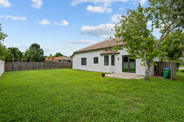 a view of a house with a backyard