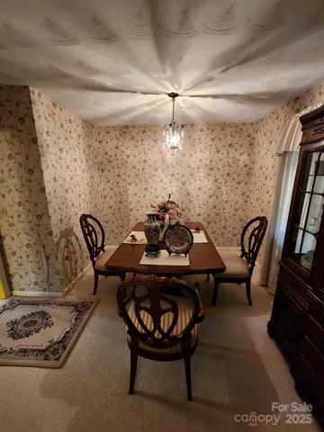 a table and chairs sitting in a gallery