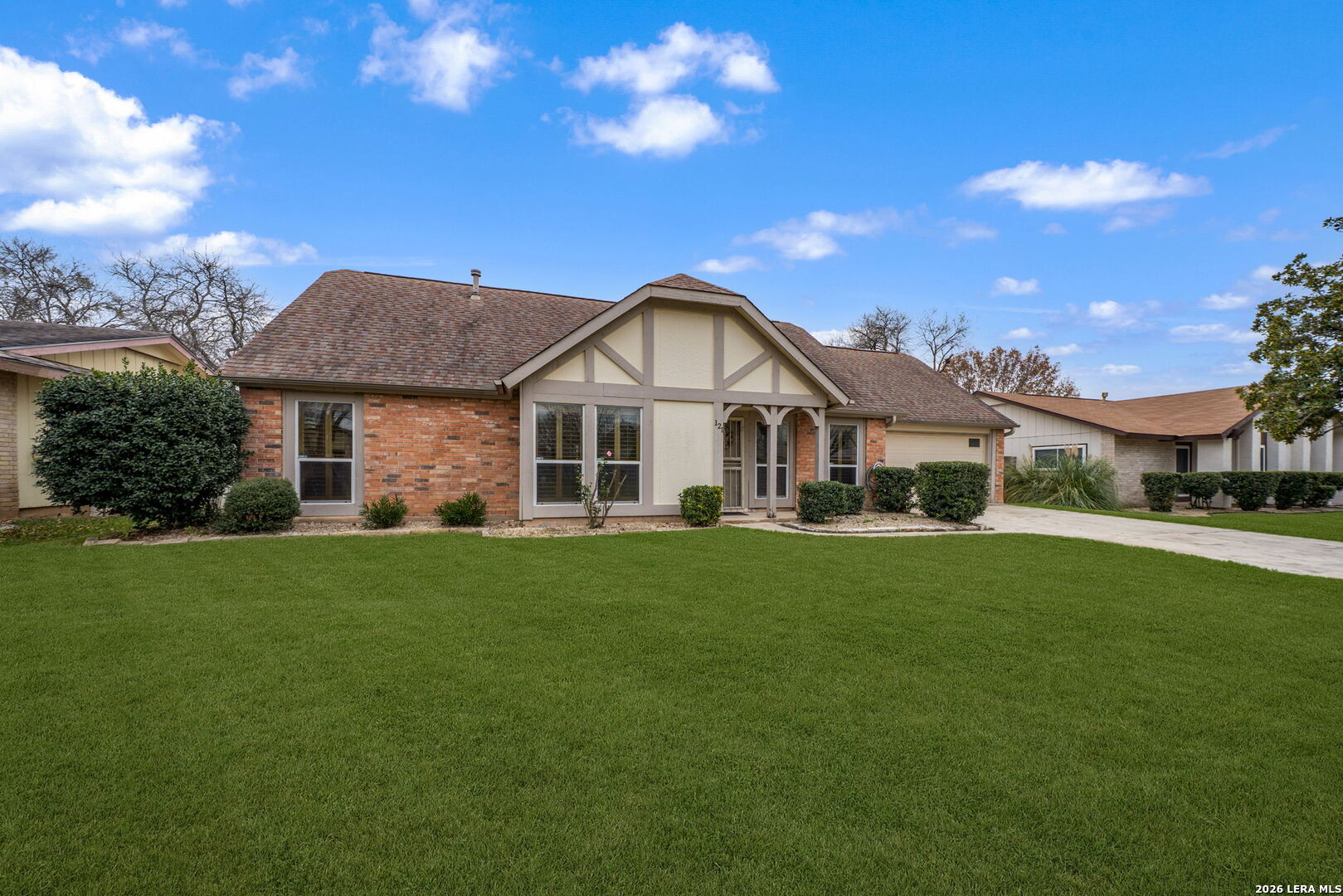 121 Fort Wayne Universal City, TX 78148 - Photo 2 of 34 a front view of a house with a garden