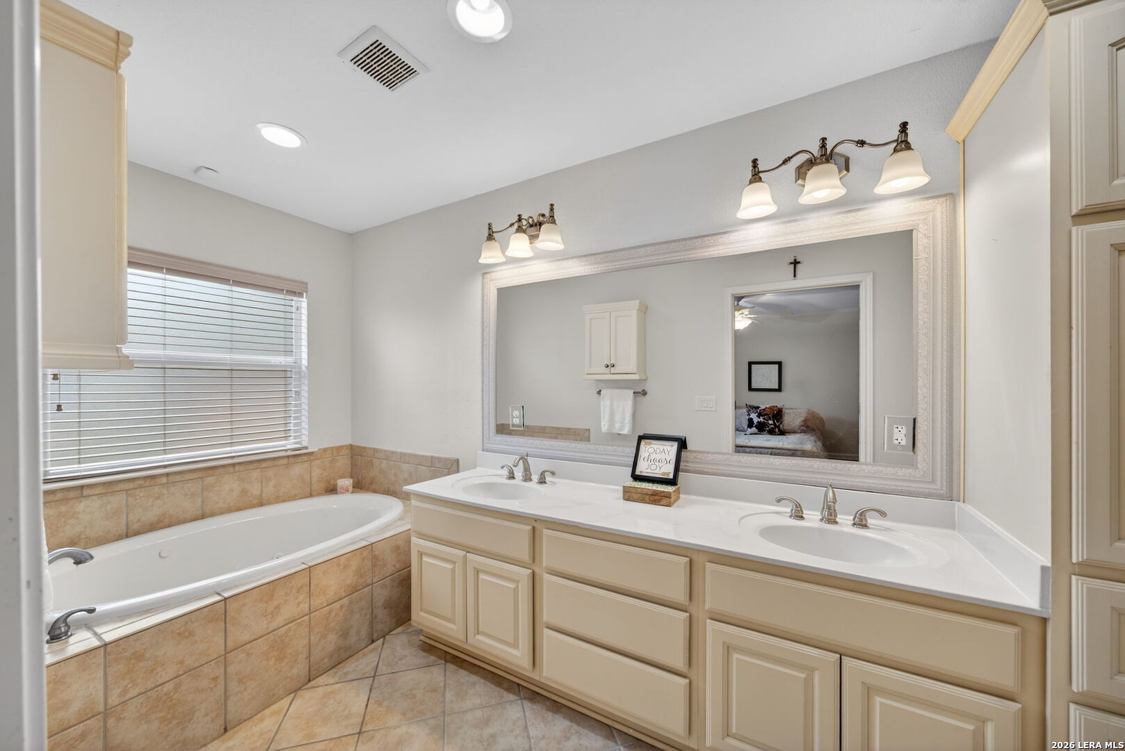 121 Fort Wayne Universal City, TX 78148 - Photo 24 of 34 a bathroom with a tub sink and mirror