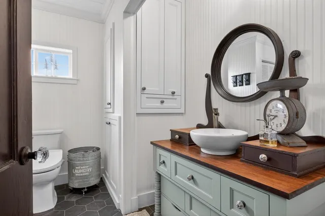 a view of a workspace with furniture