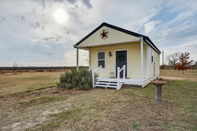 a view of a yard with a house