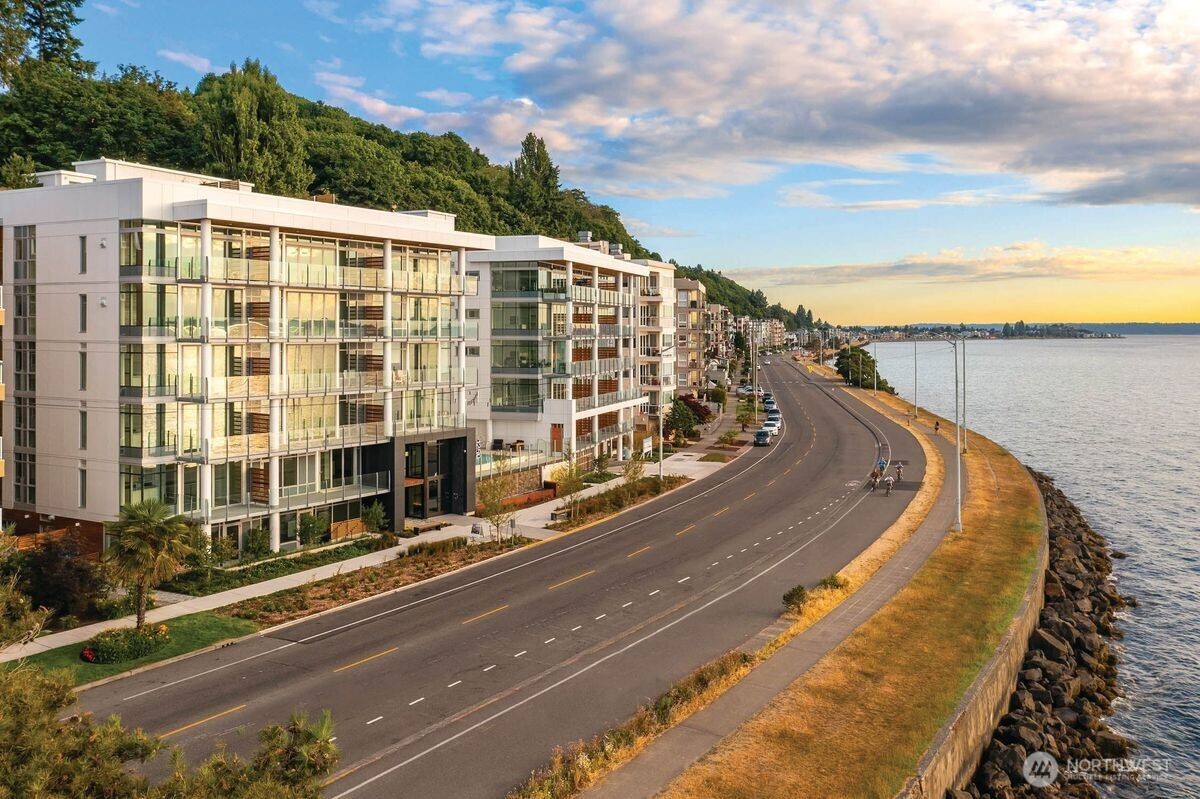 1250 Alki Avenue Southwest, Unit 3C Seattle, WA 98116 - Photo 28 of 31 a view of a city with tall buildings