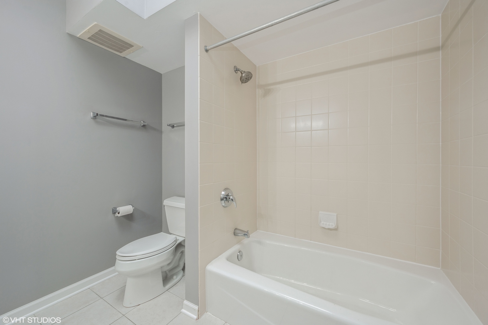 1720 Maple Avenue, Unit 406 Evanston, IL 60201 - Photo 8 of 13 a bathroom with a bathtub and toilet
