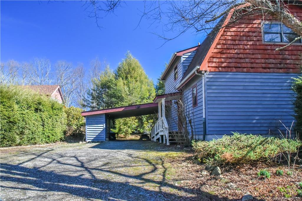 286 Pioneer Ridge Road Canton, NC 28716 - Photo 4 of 33 a sign that is on the side of a road