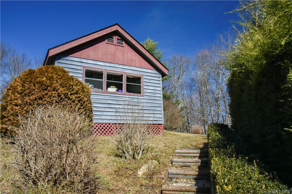 286 Pioneer Ridge Road Canton, NC 28716 - Photo 10 of 33 a backyard of a house with large trees