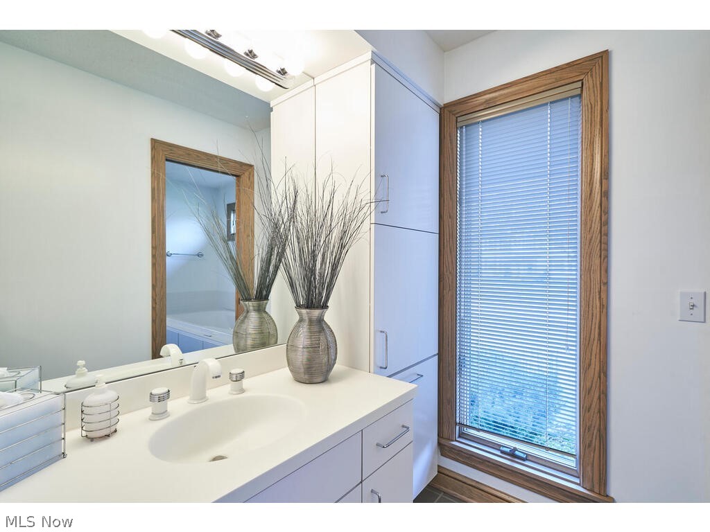 875 Hunter Ridge Circle Fairlawn, OH 44333 - Photo 25 of 34 Second Bath - 2 bedrooms with separate sink area