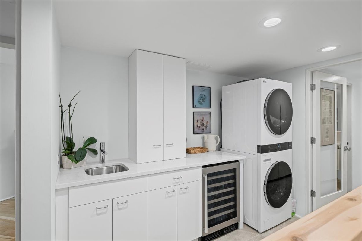 625 Sheridan Road Highland Park, IL 60035 - Photo 13 of 26 a utility room with sink dryer and washer
