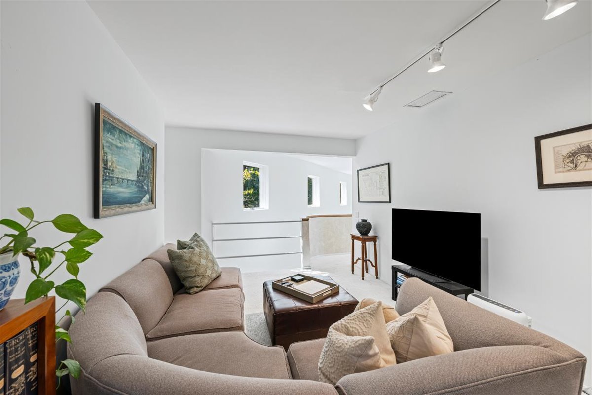 625 Sheridan Road Highland Park, IL 60035 - Photo 18 of 26 a living room with furniture and a flat screen tv