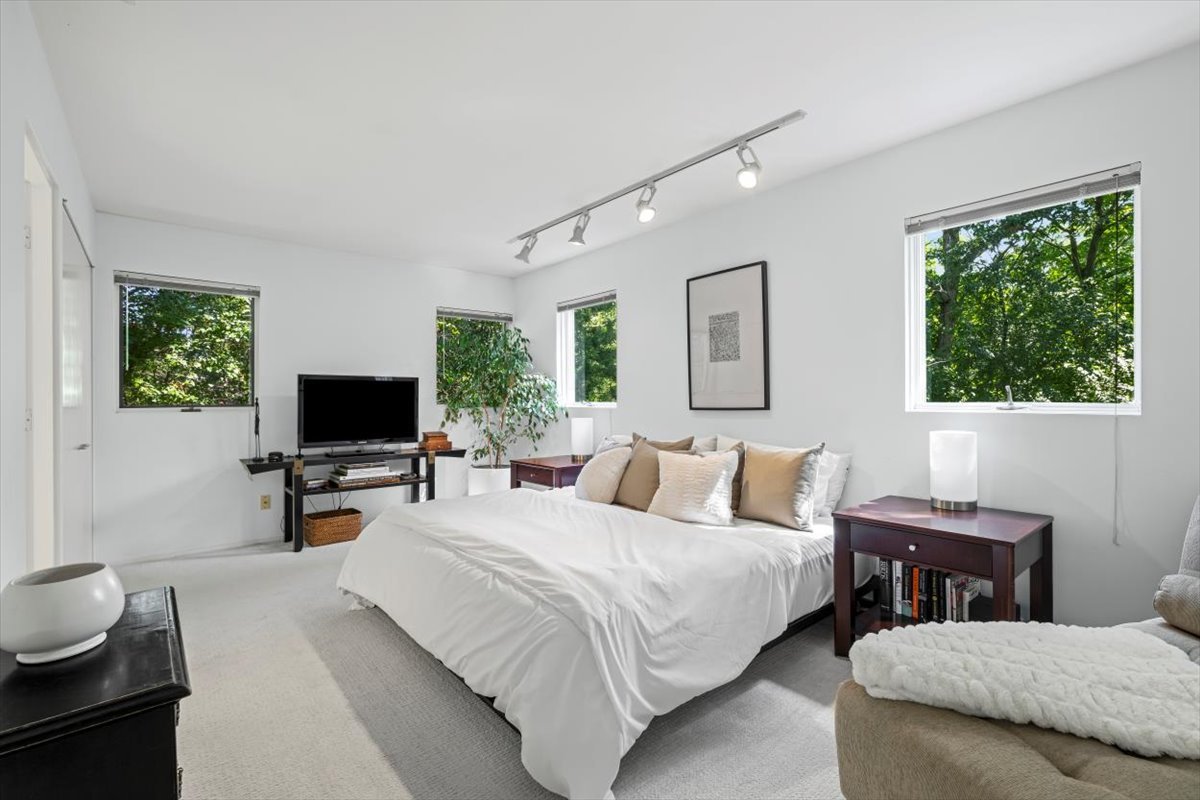 625 Sheridan Road Highland Park, IL 60035 - Photo 20 of 26 a bedroom with two beds and a flat screen tv